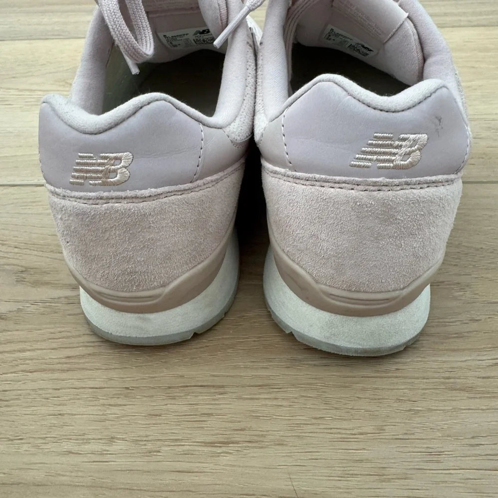 New Balance Women's Light Pink 696 Sneakers Athletic Suede Shoes 9 Everyday